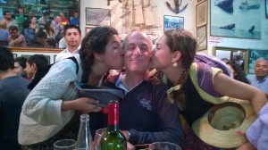 Cinzano Bar, Valparaíso: Unexpected response to a gerenous tip :-) More than I bargained for when I gave generously to these two performers...